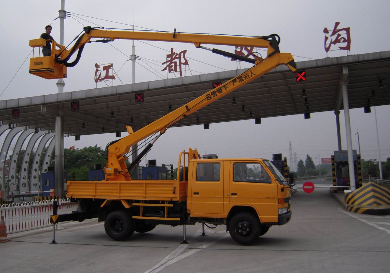 公司为江苏某建设集团生产的车载式折臂升降机