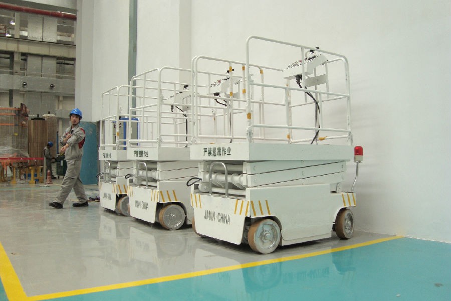 公司为丹东黄海电机有限公司生产的自行式升降机